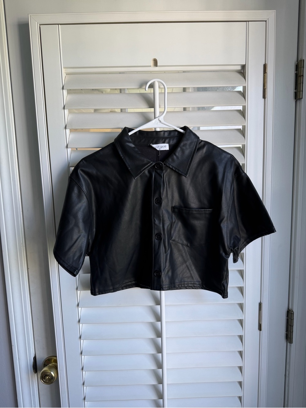 Vestique black faux leather short sleeve button up crop top size Small